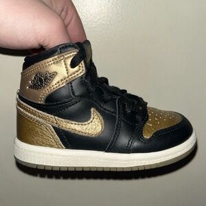 Air Jordan 1 High Retro OG Black Metallic Gold